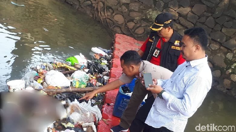 Mayat Bayi Lak-laki Ditemukan di Kali Baru Barat Jaksel Mayat Bayi Lak-laki Ditemukan di Kali Baru Barat Jaksel