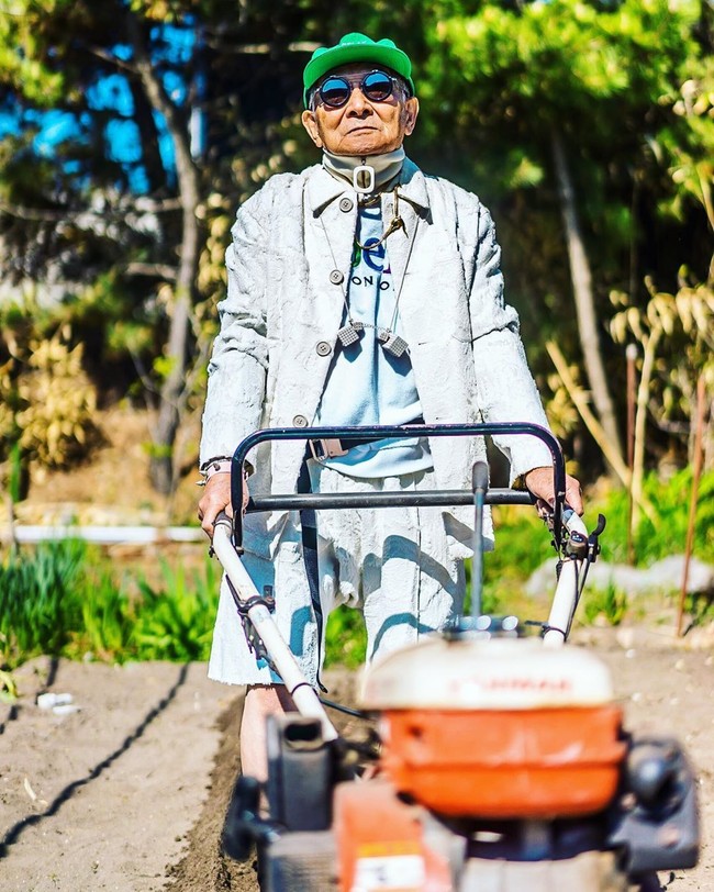 Naoya pun mengambil foto kakeknya di sawah dan pantai sekitar rumah keluarga dan SMP di mana Tetsuya pernah jadi kepala sekolah. (Foto: Instagram/@slvr.tty)