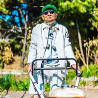 Naoya pun mengambil foto kakeknya di sawah dan pantai sekitar rumah keluarga dan SMP di mana Tetsuya pernah jadi kepala sekolah. (Foto: Instagram/@slvr.tty)