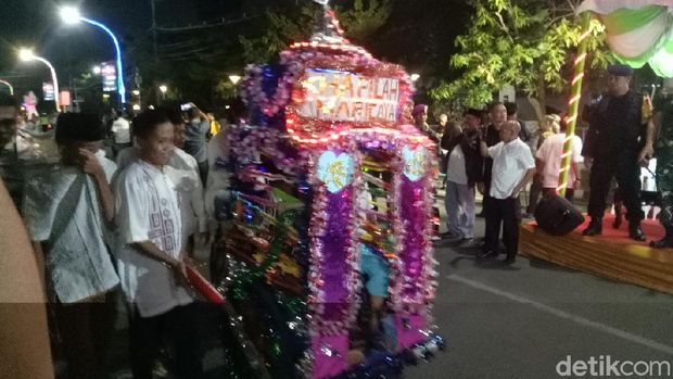 Becak dan Kendaraan Hias Ramaikan Malam Takbiran di Sulsel
