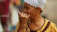 Siapa yang kebahagiaannya sama seperti ibu yang satu ini? Usai makan rendang, sisa daging yang terselip di