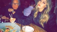 Sama seperti Bella, sang kakak Gigi Hadid juga turut merayakan hari lebaran. Ini potret manis Gigi saat makan malam bersama sang ayah yang juga merayakan hari lebaran. Foto: Istimewa