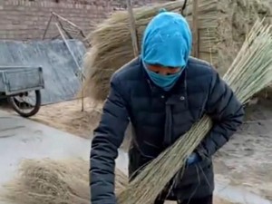 Kisah Haru Perjuangan Ibu Bikin 20 Ribu Sapu Demi Sekolahkan Anak