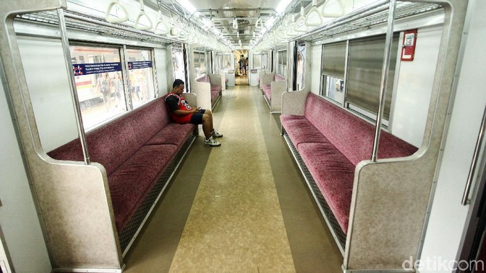 KRL Commuter Line terlihat sepi di Stasiun Jakarta Kota, Jakarta. Selasa (4/6/2019). Jika saat weekdays KRL terlihat penuh sesak kini KRL terlihat sepi.