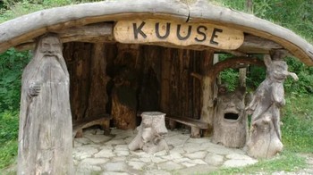 Rumah Hobbit? Bukan, ini halte bus di Estonia. (Foto: BlazePress)
