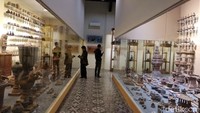 Pengunjung melihat-lihat koleksi Museum Ganesya, Selasa (4/6/2019).