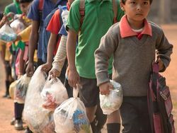 Viral, Bayar Sekolah Hanya Pakai Sampah Plastik