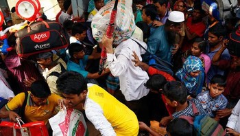 Perjuangan menaiki kapal. Foto: Reuters