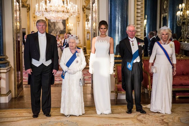 Ratu Elizabeth II mengadakan jamuan malam formal di Istana Buckhingham untuk menyambut Presiden AS Donald Trump dan istrinya, Melania Trump, Senin (3/6/2019). Acara tersebut juga dihadiri oleh Pangeran Charles dan istri, serta Pangeran William dan Kate Middleton. Ini adalah kali pertama dua ikon fashion, Melania dan Kate, bertemu langsung. (Foto: Getty Images)