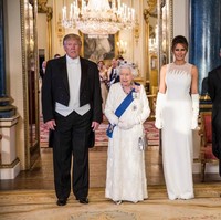 Ratu Elizabeth II mengadakan jamuan malam formal di Istana Buckhingham untuk menyambut Presiden AS Donald Trump dan istrinya, Melania Trump, Senin (3/6/2019). Acara tersebut juga dihadiri oleh Pangeran Charles dan istri, serta Pangeran William dan Kate Middleton. Ini adalah kali pertama dua ikon fashion, Melania dan Kate, bertemu langsung. (Foto: Getty Images)