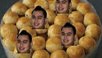 Pakai foto penyanyi dangdut Nassar, netizen kompak buat meme kocak, bahwa kue nastar ini bisa nyanyi! Foto: istimewa