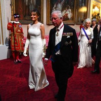 Mantan model tersebut lalu menyempurnakan gayanya dengan sarung tangan panjang berwarna senada. Tidak ketinggalan sepasang heels Manolo Blahnik untuk menopang kaki jenjangnya. (Foto: Getty Images)