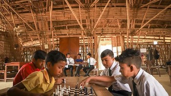 Menurut mereka, hal ini bisa mendorong para orangtua mau ikut berpartisipasi demi anak-anaknya bisa lanjut bersekolah. (Foto: Dok. Akshar Foundation)