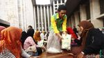 Masjid Istiqlal Bagikan Zakat