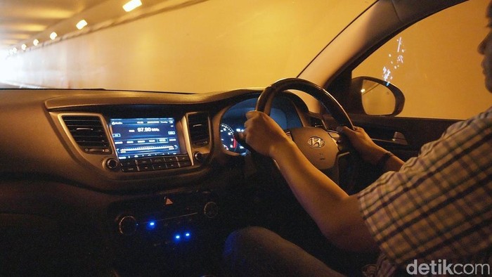 Seorang pria menyetir mobil Hyundai