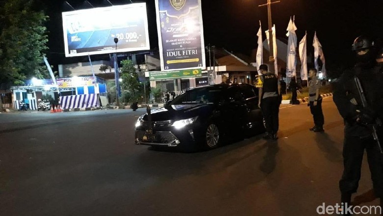 Kapolda Jateng Tiba di Lokasi Ledakan Pospol Kartasura Sukoharjo Kapolda Jateng Tiba di Lokasi Ledakan Pospol Kartasura Sukoharjo
