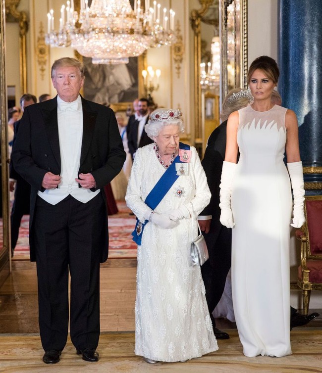 Ini penampilan Melania Trump saat dijamu oleh Ratu Elizabeth II di Istana Buckingham. Tubuhnya dibungkus gaun Dior koleksi Spring/Summer 19 Haute Couture dengan estimasi harga US$ 31.800 (Rp 452 juta)- US$ 38.000 (Rp 540 juta). (Foto: Getty Images)