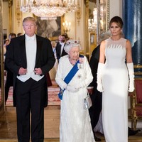 Ini penampilan Melania Trump saat dijamu oleh Ratu Elizabeth II di Istana Buckingham. Tubuhnya dibungkus gaun Dior koleksi Spring/Summer 19 Haute Couture dengan estimasi harga US$ 31.800 (Rp 452 juta)- US$ 38.000 (Rp 540 juta). (Foto: Getty Images)