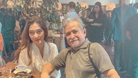 Bersama aktor senior, Slamet Rahardjo, Keira bercerita merasa sangat terhormat bisa kembali bertemu dalam sebuah event. Keduanya nampak terlihat santai sambil menikmati minuman. Foto: Instagram keirashabira