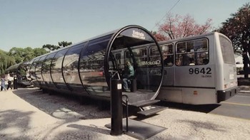 Di Curitiba, Brasil, halte memiliki pintu putar, tangga dan lift untuk kursi roda. (Foto: BlazePress)