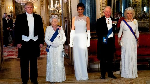 Tiara ruby merah yang dipakai Ratu Elizabeth II saat bertemu Donald Trump 