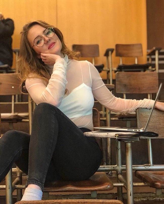 Saya menyadari bahwa sayangnya bagi mereka, dan bagi banyak perusahaan di Prancis, ukuran plus tidak dapat dikaitkan dengan kesejahteraan,” Jelasnya. (Foto: Dok. Instagram)