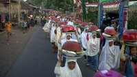 Penyerahan sesaji dilakukan sekaligus dengan ucapan permintaan maaf kepada orang tua, mertua keluarga dan atau kepada orang yang diberikan dulang (dok. Paer Lenek)