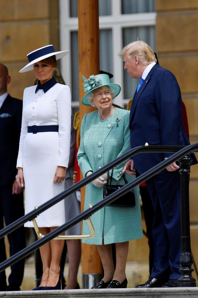 Untuk momen spesial tersebut, Melani Trump tampil elegan dengan busana bernuansa monokrom dari Dolce & Gabbana. Ibu satu anak itu lalu menyempurnakan gayanya dengan sepasang heels hitam dan topi bergaya klasik dalam warna senada dari Herve Pierre. (Foto: Getty Images)