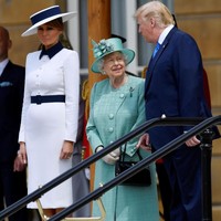 Untuk momen spesial tersebut, Melani Trump tampil elegan dengan busana bernuansa monokrom dari Dolce & Gabbana. Ibu satu anak itu lalu menyempurnakan gayanya dengan sepasang heels hitam dan topi bergaya klasik dalam warna senada dari Herve Pierre. (Foto: Getty Images)