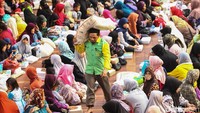 Panitia memanggul beras untuk didistribusikan di Masjid Istiqlal.