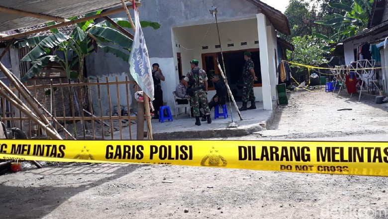 Rumah Bomber di Pospol Kartasura Sukoharjo Digeledah Lagi Rumah Bomber di Pospol Kartasura Sukoharjo Digeledah Lagi