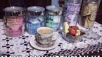 Beda dengan rumah-rumah biasa, di rumah netizen yang satu ini, kue keringnya jenis ‘Sultan’. Bukan berisi nastar atau putri salju, tapi isinya pecahan mata uang yang bikin ngiler.