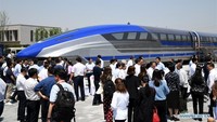 Para tamu diundang untuk melihat penampakan prototipe kereta maglev berkecepatan tinggi pertama China di Qingdao, Provinsi Shandong China timur. Foto: Dok. Xinhuanet/Li Ziheng
