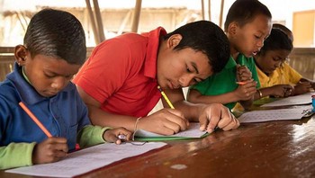 Meminta mereka untuk membayar sekolah dengan plastik adalah untuk membuat mereka lebih bertanggung jawab terhadap lingkungan sekitar, ujar pendiri Akshar Foundation seperti dilansir dari Boredpanda. (Foto: Dok. Akshar Foundation)