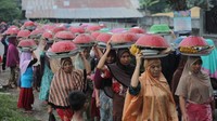 Sesajian itu kemudian dipersembahkan kepada kedua orang tua, mertua, tetangga terdekat, pemimpin, tokoh agama dan tokoh masyarakat (dok. Paer Lenek)