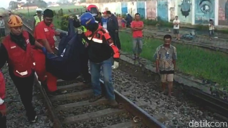 Mabuk Sambil Berjalan di atas Rel, 2 Pemuda Tewas Tersambar Kereta Api Mabuk Sambil Berjalan di atas Rel, 2 Pemuda Tewas Tersambar Kereta Api