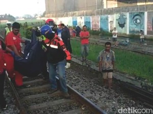 Mabuk Sambil Berjalan di atas Rel, 2 Pemuda Tewas Tersambar Kereta Api