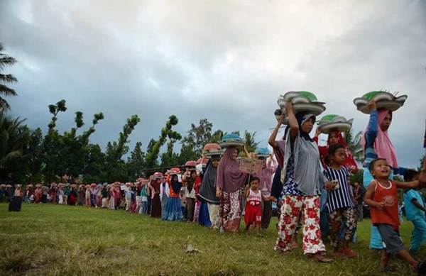 Ngejot biasa dilakukan satu hari jelang Lebaran atau di momen Hari Raya Idul Fitri (dok. Paer Lenek) Ngejot biasa dilakukan satu hari jelang Lebaran atau di momen Hari Raya Idul Fitri (dok. Paer Lenek)