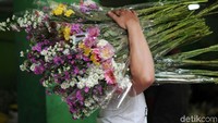 Seorang pedagang menyiapkan bunga yang akan dijual di Pasar Rawa Belong.
