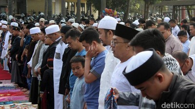 Momen Sebagian Umat Islam di Garut Salat Idul Fitri Hari Ini