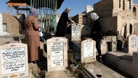 Di Irak, warga juga terlihat berbondong-bondong melaksanakan salat Id berjemaah. Selain salat Id, warga di Irak juga bersilaturahmi dan ziarah kubur saat hari raya tiba. (Foto: REUTERS/Khalid al-Mousily)