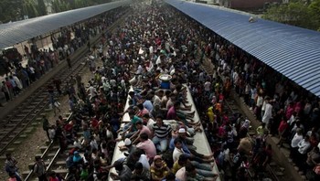 Penumpang sangat berjubel. Foto: Reuters