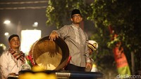 Beginilah potret dan gaya Anies ikut pawai keliling malam takbiran di Jakarta.
