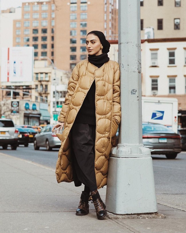 Menilik dari gaya fashionnya di Instagramnya, Yura lebih sering menggunakan kerudung dan turban sebagai penutup kepalanya. (Foto: Instagram/@yara.makeup)