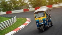 Adalah Tuk-tuk, sebuah kendaraan penumpang roda tiga mirip Bajaj roda tiga, yang sudah mencoba mulusnya aspal Sirkuit Nurburgring di Rheinland-Pfalz, Jerman, belum lama ini. Foto: Carscoops