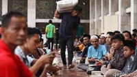 Zakat ini dibagikan kepada 2.000 warga.