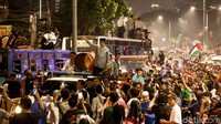 Lalu lintas di Jalan KH Mas Mansyur sempat padat di kedua arah. Banyak warga yang juga ikut takbiran sambil memfoto Anies yang berdiri di bak mobil.