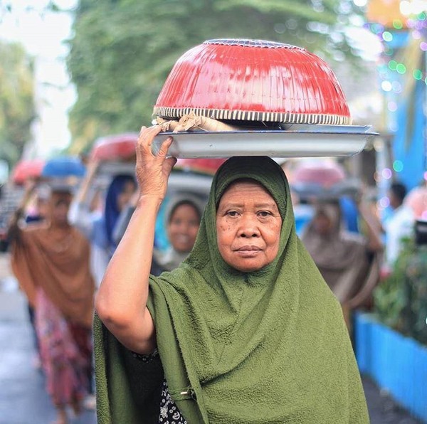 Ngejot dilakukan dengan membawa berbagai macam makanan serta jajanan khas Paer Lenek dalam satu wadah dulang yang disebut Sampak (dok. Paer Lenek) Ngejot dilakukan dengan membawa berbagai macam makanan serta jajanan khas Paer Lenek dalam satu wadah dulang yang disebut Sampak (dok. Paer Lenek)