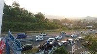 Rest Area Kilometer 429 Tol Trans Jawa Ruas Semarang-Salatiga, memiliki pemandangan yang khas kala matahari tenggelam. (Aji Kusuma/detikcom)