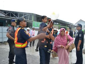 Demi Layani Pemudik, Petugas Kemenhub Rela Tak Berlebaran